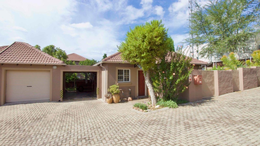 2 Bedroom Property for Sale in Kosmosdal Gauteng