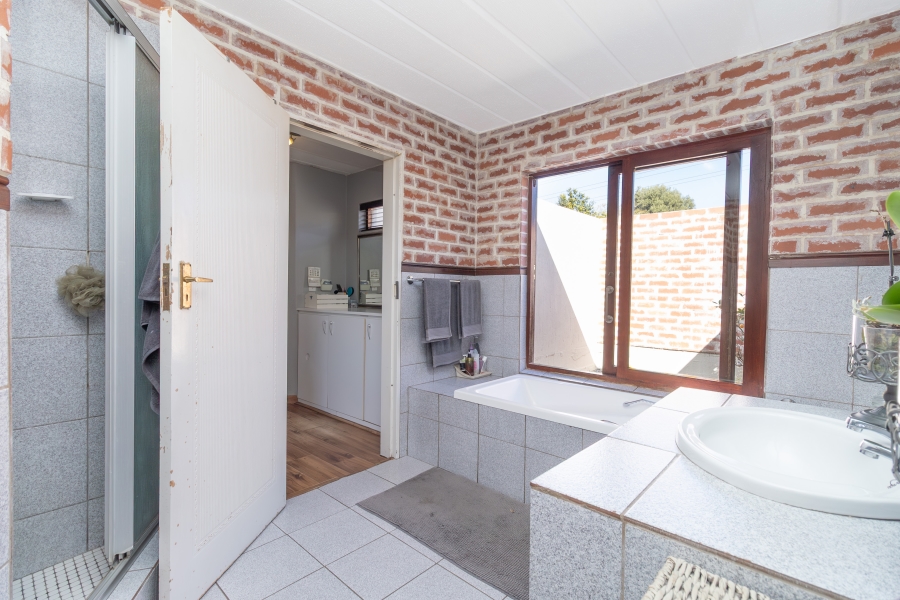 3 Bedroom Property for Sale in Magaliessig Gauteng