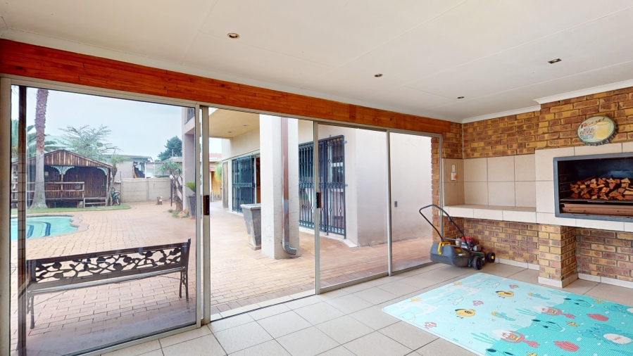 4 Bedroom Property for Sale in Dawnview Gauteng