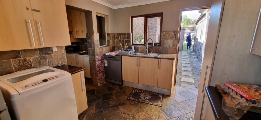 4 Bedroom Property for Sale in Brackendowns Gauteng