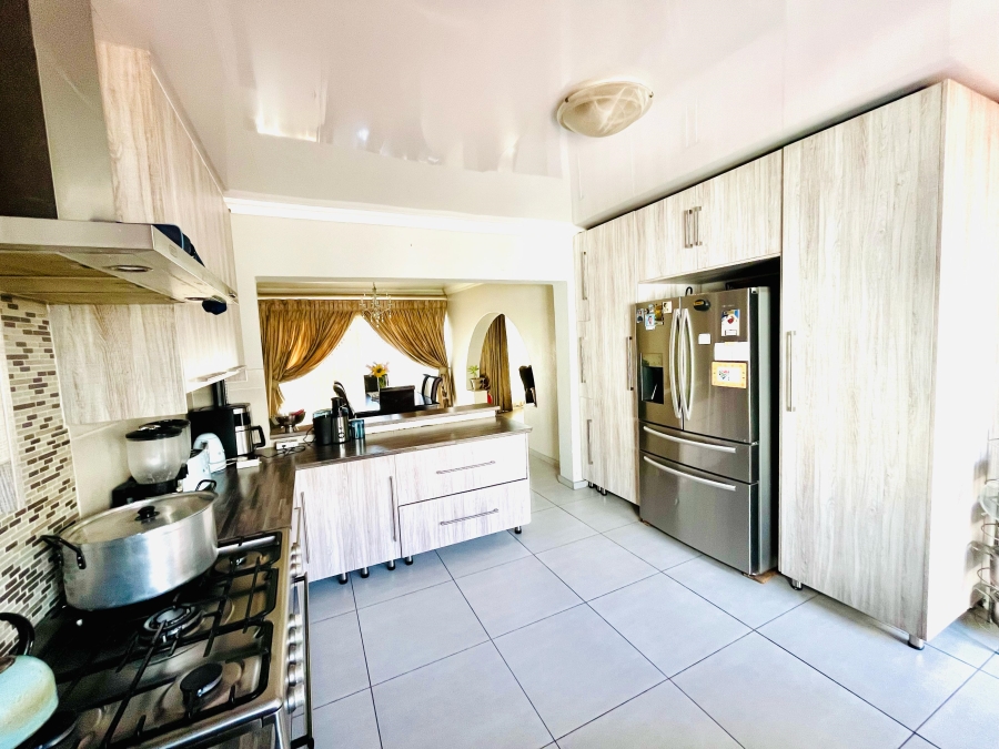 5 Bedroom Property for Sale in Brackenhurst Gauteng