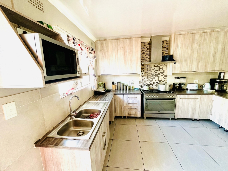5 Bedroom Property for Sale in Brackenhurst Gauteng