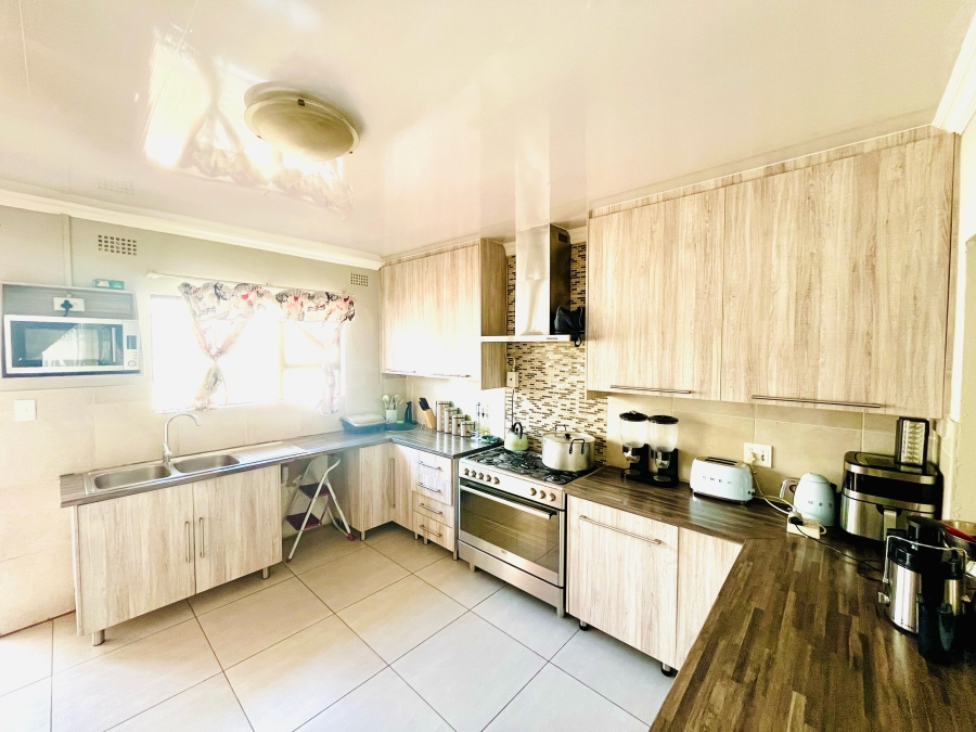5 Bedroom Property for Sale in Brackenhurst Gauteng