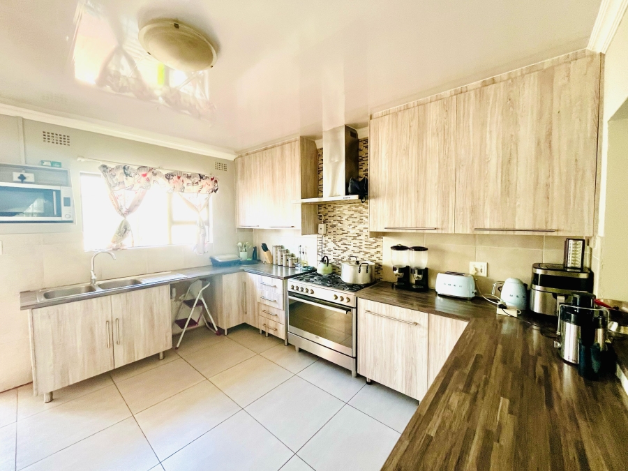 5 Bedroom Property for Sale in Brackenhurst Gauteng