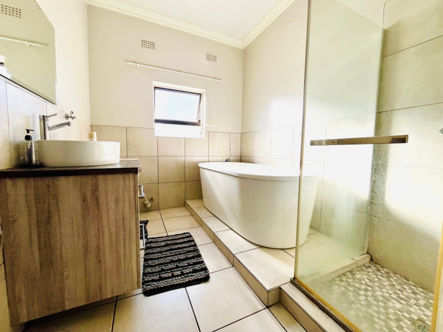 5 Bedroom Property for Sale in Brackenhurst Gauteng