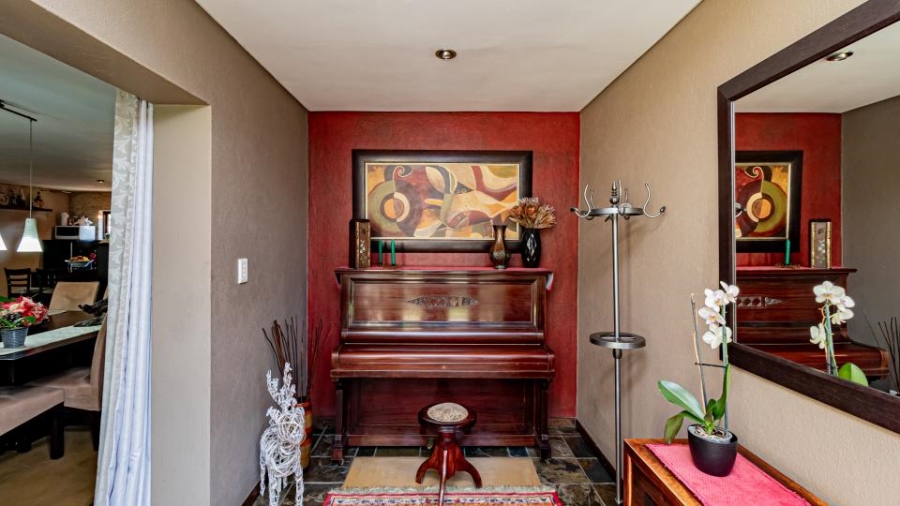 5 Bedroom Property for Sale in Greenstone Hill Gauteng