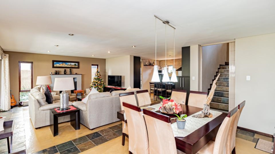 5 Bedroom Property for Sale in Greenstone Hill Gauteng