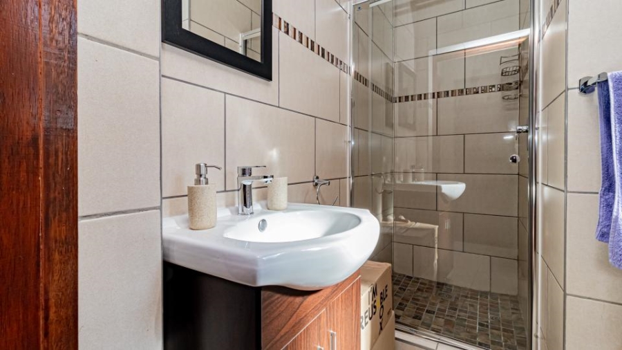 5 Bedroom Property for Sale in Greenstone Hill Gauteng