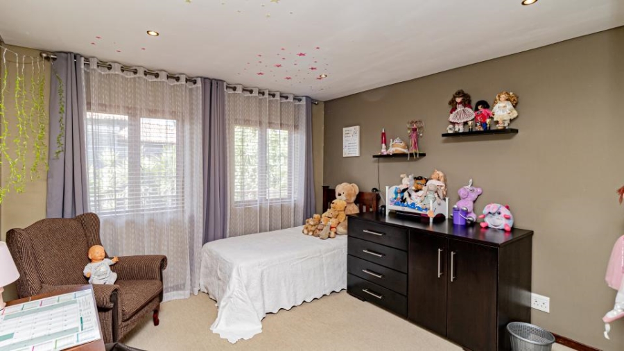 5 Bedroom Property for Sale in Greenstone Hill Gauteng