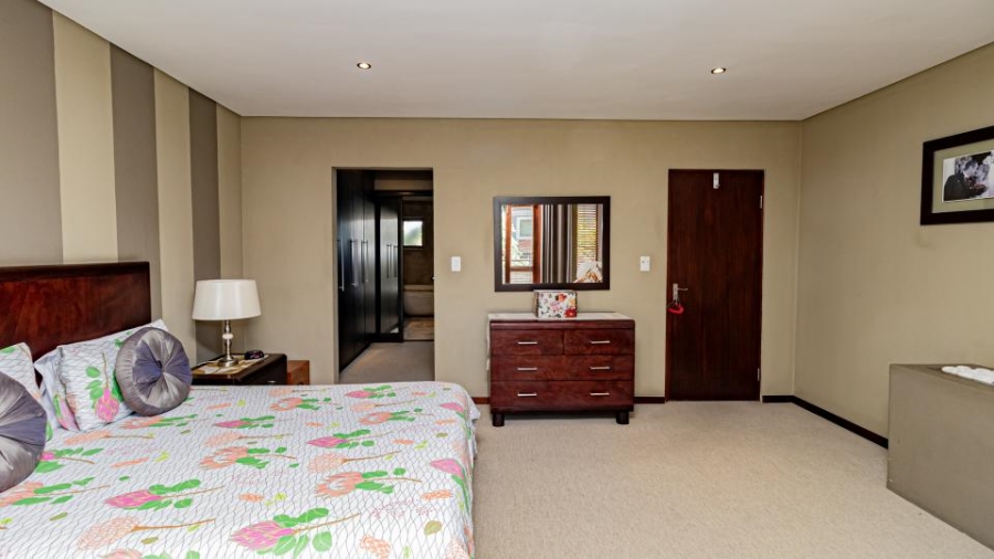 5 Bedroom Property for Sale in Greenstone Hill Gauteng