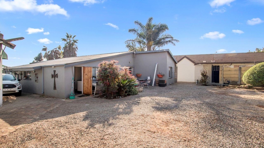 4 Bedroom Property for Sale in Witpoortjie Gauteng