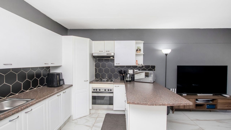 1 Bedroom Property for Sale in Constantia Kloof Gauteng
