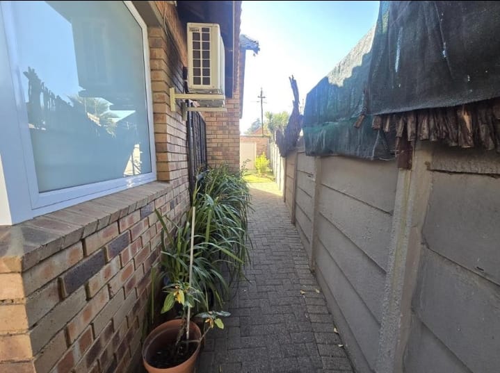 4 Bedroom Property for Sale in Glenvista Gauteng