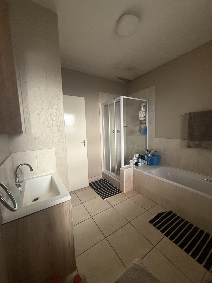 To Let 1 Bedroom Property for Rent in Douglasdale Gauteng