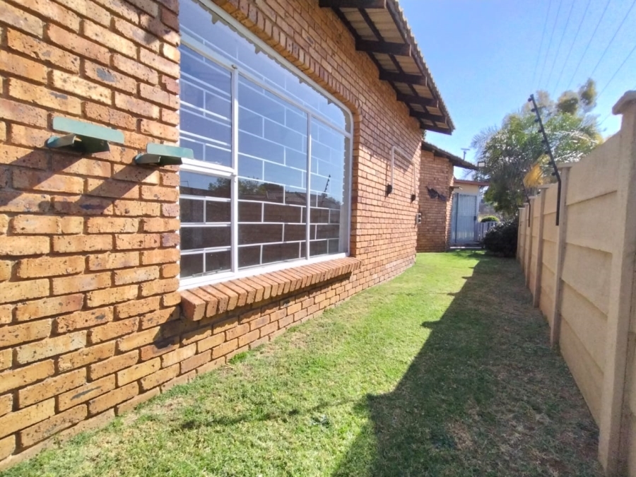 To Let 2 Bedroom Property for Rent in Noordheuwel Gauteng