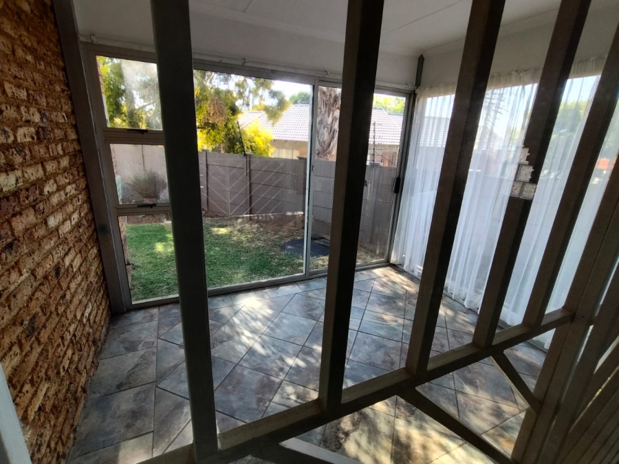 To Let 2 Bedroom Property for Rent in Noordheuwel Gauteng
