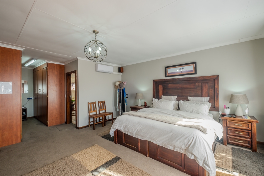 5 Bedroom Property for Sale in Moreleta Park Gauteng