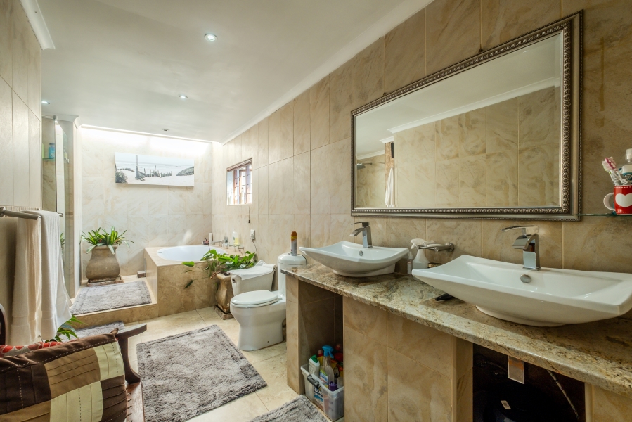 5 Bedroom Property for Sale in Moreleta Park Gauteng