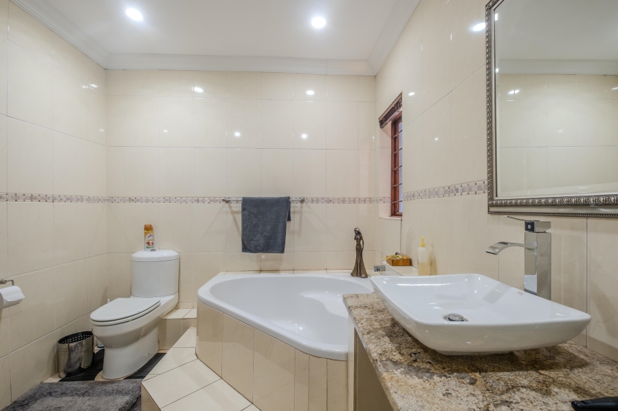 5 Bedroom Property for Sale in Moreleta Park Gauteng