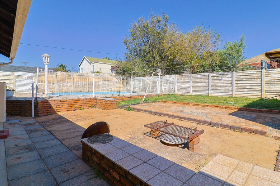 4 Bedroom Property for Sale in Tulisa Park Gauteng