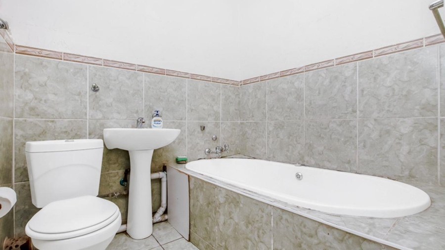 2 Bedroom Property for Sale in Florida Lake Gauteng