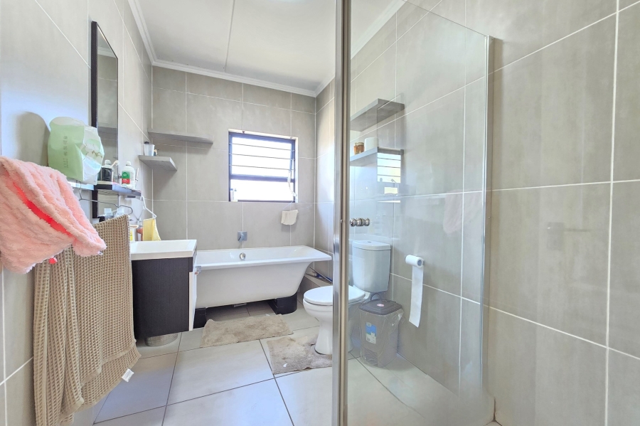To Let 3 Bedroom Property for Rent in Greenstone Hill Gauteng