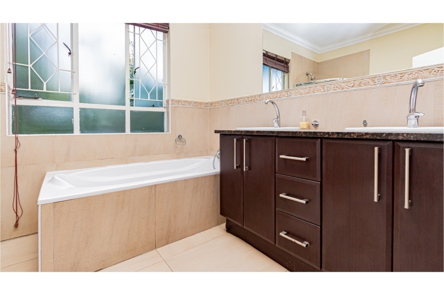 6 Bedroom Property for Sale in Sharonlea Gauteng