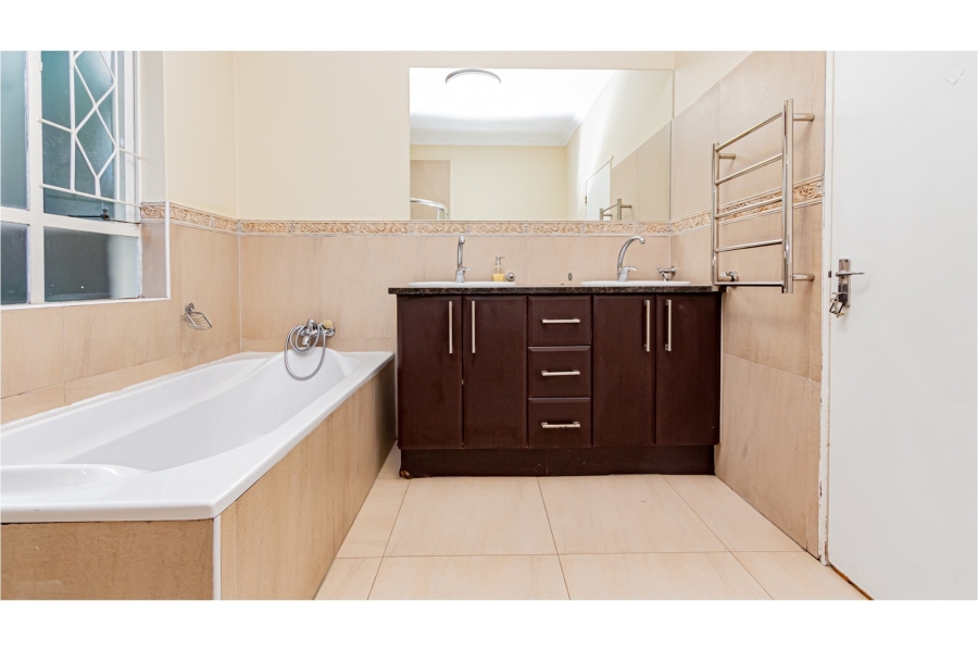 6 Bedroom Property for Sale in Sharonlea Gauteng
