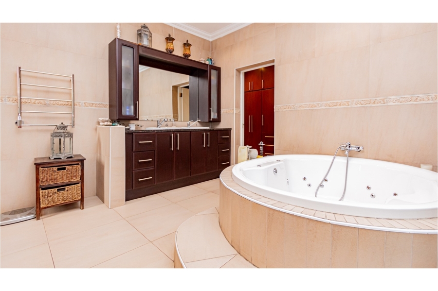 6 Bedroom Property for Sale in Sharonlea Gauteng