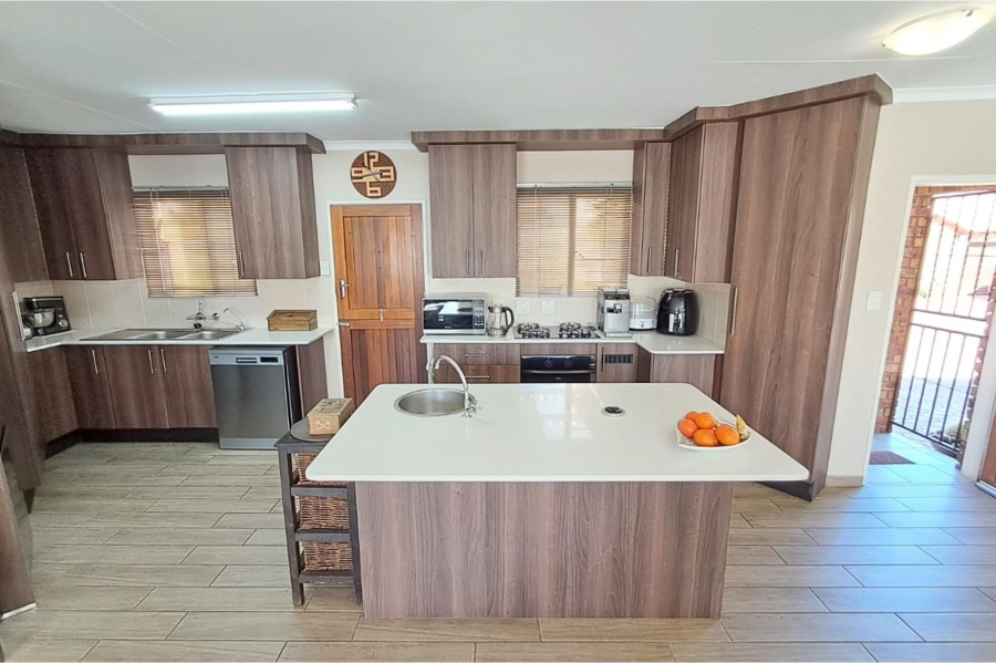 3 Bedroom Property for Sale in Eldoraigne Gauteng