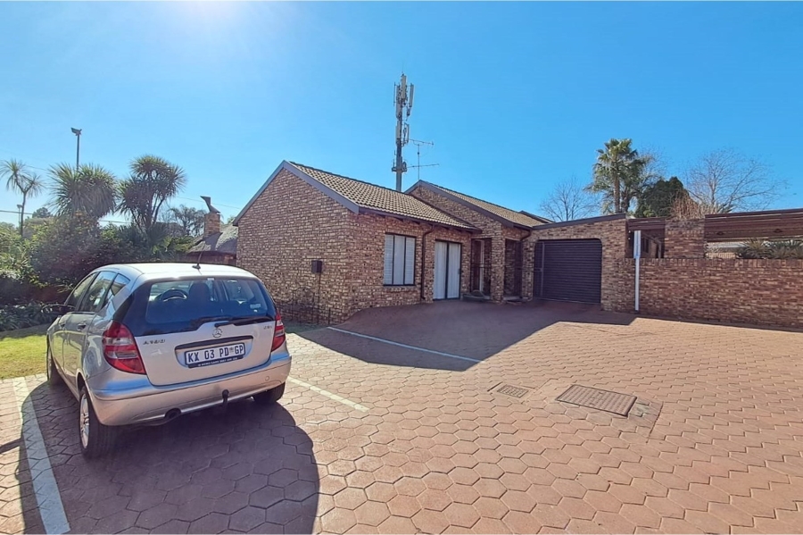 3 Bedroom Property for Sale in Eldoraigne Gauteng