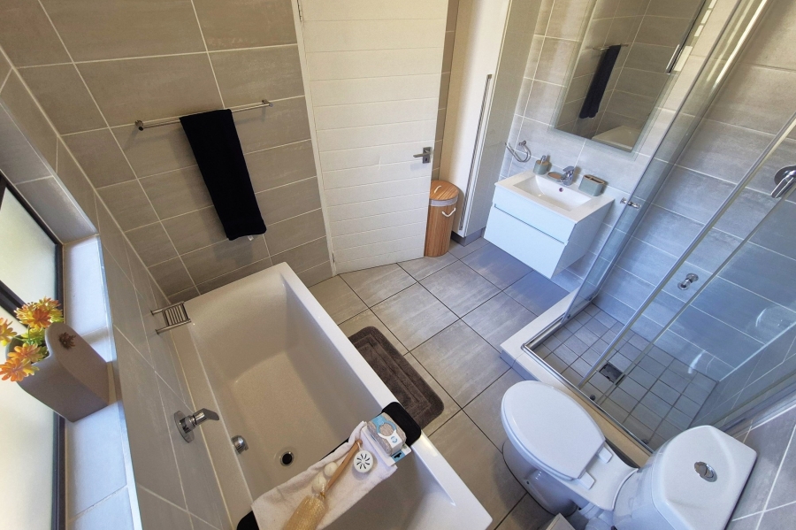 To Let 3 Bedroom Property for Rent in Waterfall Gauteng