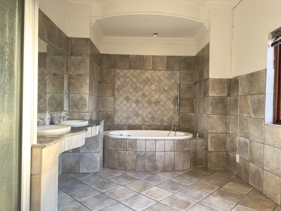 4 Bedroom Property for Sale in Faerie Glen Gauteng