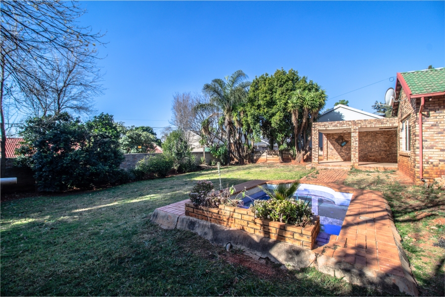 4 Bedroom Property for Sale in Strubensvallei Gauteng
