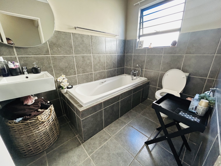 3 Bedroom Property for Sale in Noordwyk Gauteng