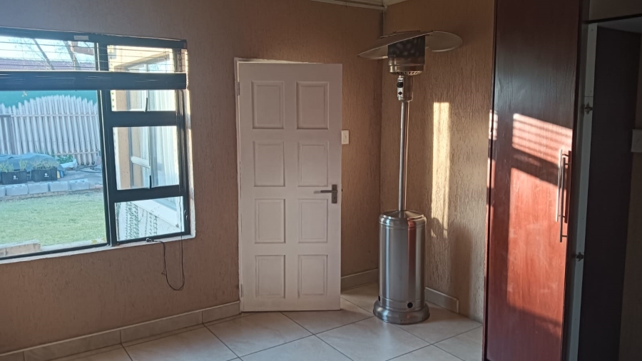 To Let 7 Bedroom Property for Rent in Edleen Gauteng