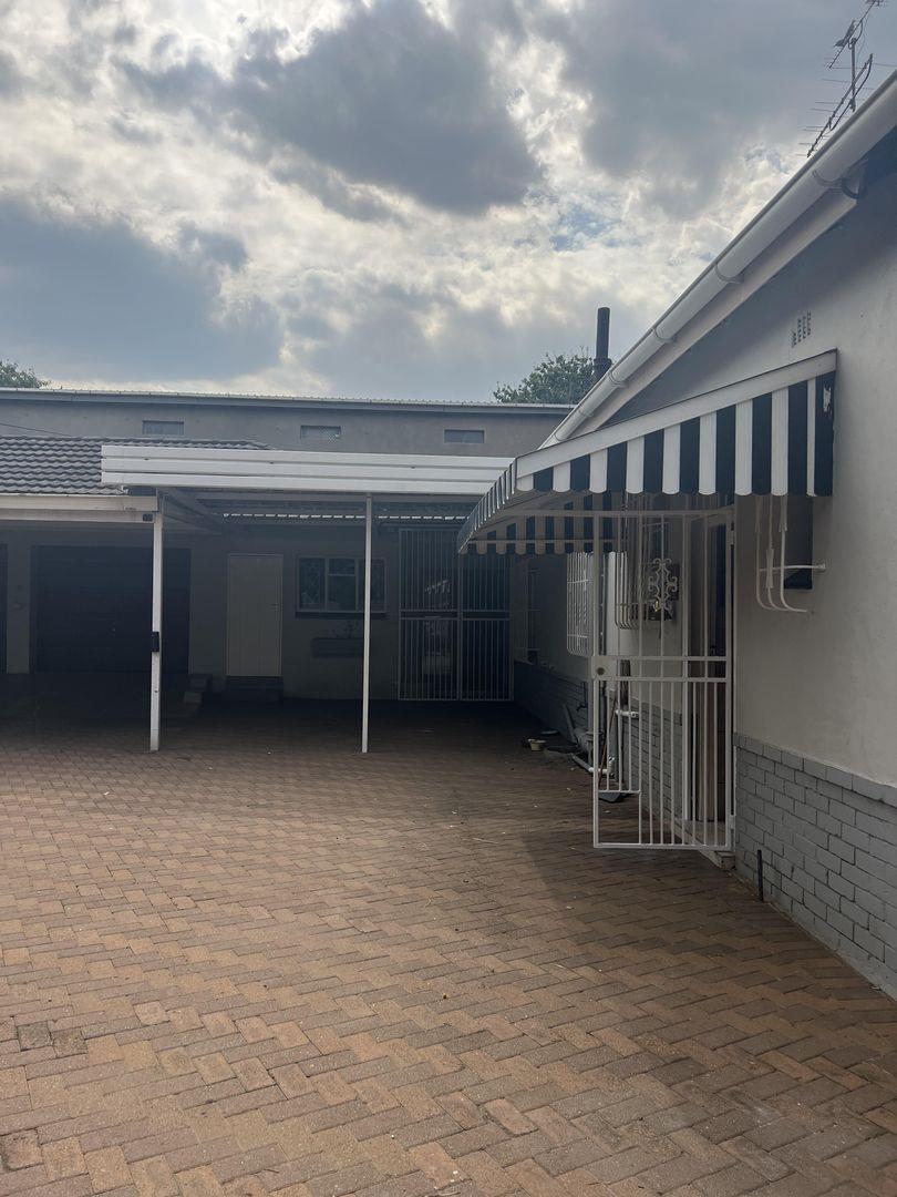 To Let 4 Bedroom Property for Rent in Parkhill Gardens Gauteng