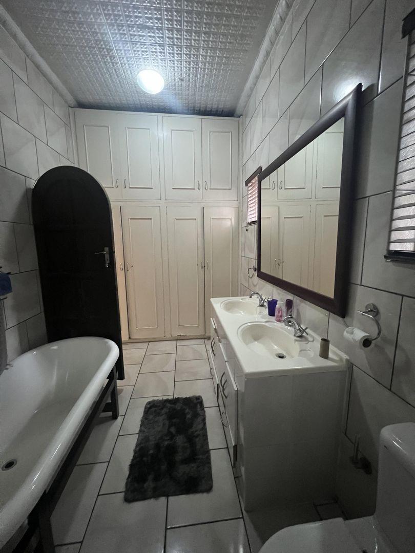 To Let 4 Bedroom Property for Rent in Parkhill Gardens Gauteng