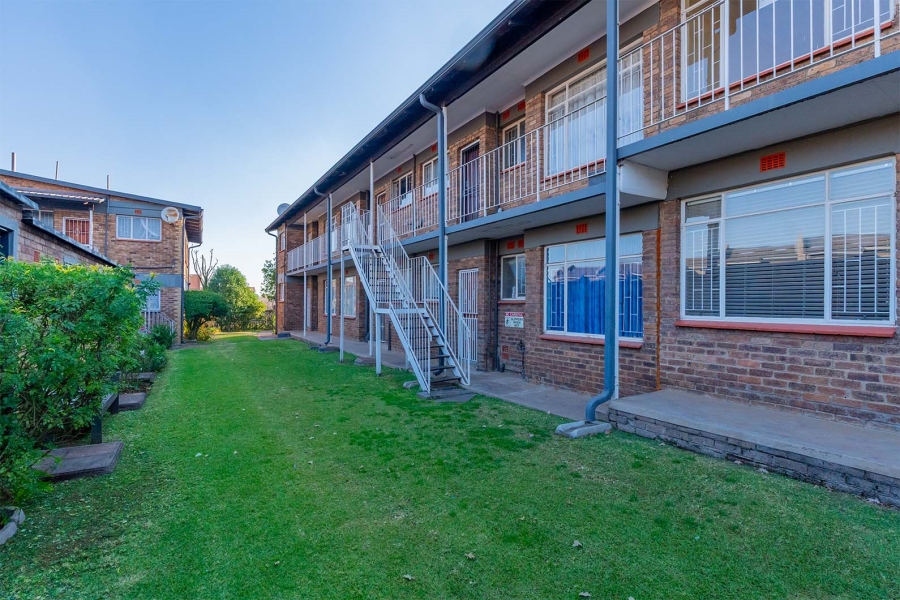 2 Bedroom Property for Sale in Goedeburg Gauteng