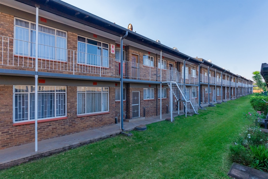 2 Bedroom Property for Sale in Goedeburg Gauteng
