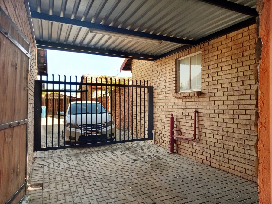 2 Bedroom Property for Sale in Garsfontein Gauteng