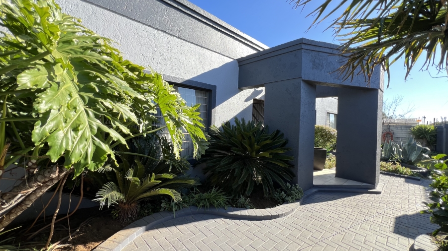5 Bedroom Property for Sale in Eike Park Gauteng