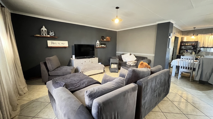 5 Bedroom Property for Sale in Eike Park Gauteng