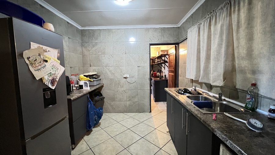 5 Bedroom Property for Sale in Eike Park Gauteng
