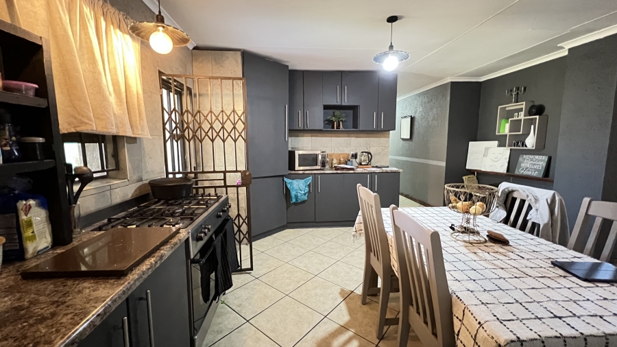 5 Bedroom Property for Sale in Eike Park Gauteng