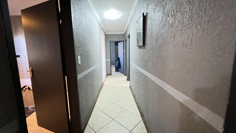 5 Bedroom Property for Sale in Eike Park Gauteng