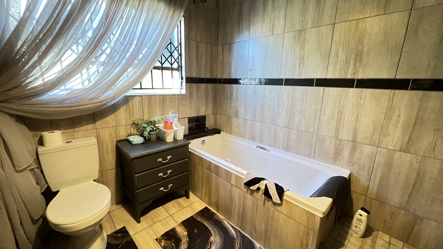5 Bedroom Property for Sale in Eike Park Gauteng