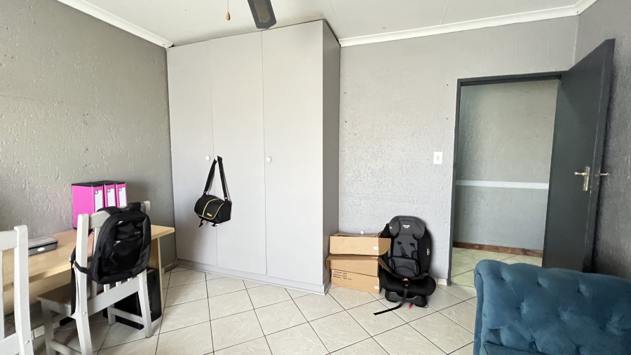 5 Bedroom Property for Sale in Eike Park Gauteng