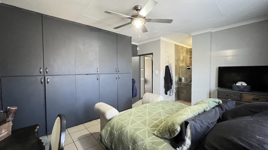5 Bedroom Property for Sale in Eike Park Gauteng