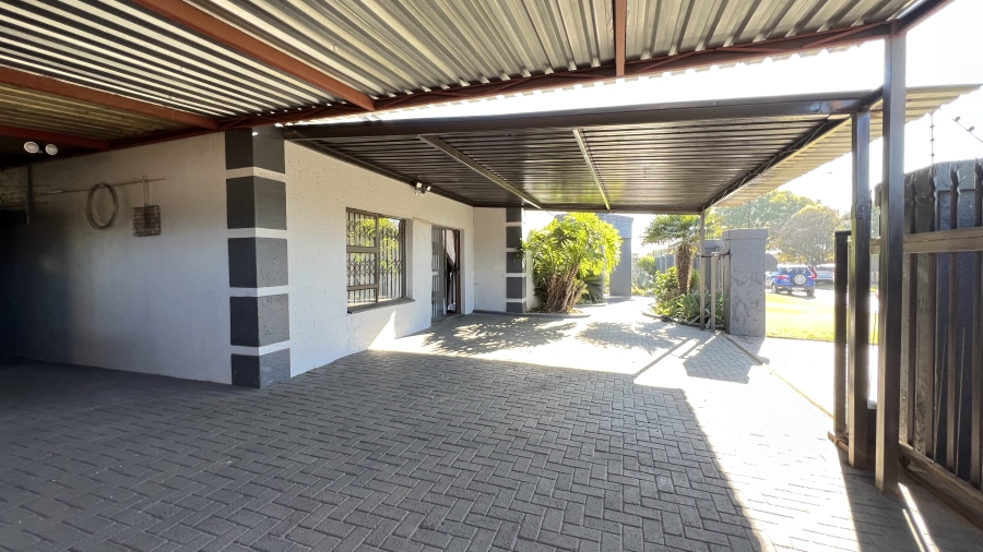 5 Bedroom Property for Sale in Eike Park Gauteng